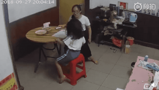 怒！怒！怒！8岁女童遭父母长期殴打！监控视频触目惊心！