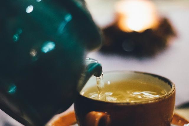 小罐茶的智商税江湖，茶叶为啥会成为最暴利的赚钱生意？